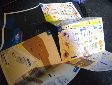 八つ折にして、真ん中に切れ目を入れた時の写真